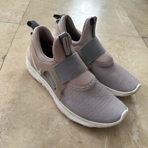 Nike women’s renew freedom pale purple/white laceless shoes